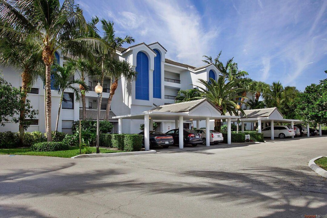 123 Bay Colony Dr N in Juno Beach, FL - Building Photo