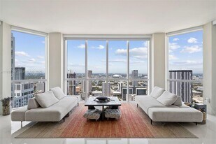 244 Biscayne Blvd in Miami, FL - Building Photo