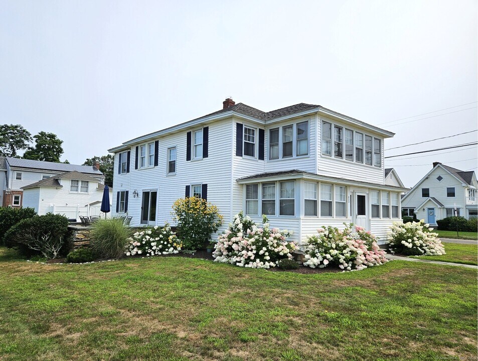 422 Maple Ave in Old Saybrook, CT - Building Photo