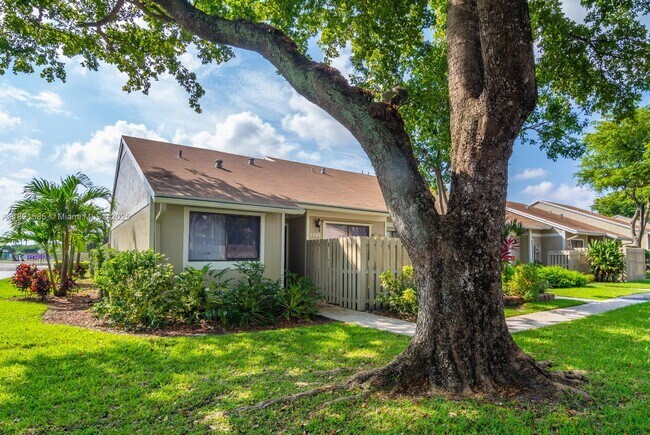 3588 NW 111th Ave in Sunrise, FL - Building Photo - Building Photo