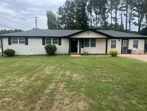 5966 Lyndale St in Douglasville, GA - Foto de edificio - Building Photo