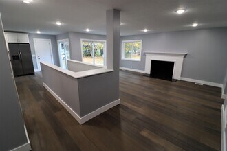 5041 Medina Rd in Copley, OH - Foto de edificio - Building Photo