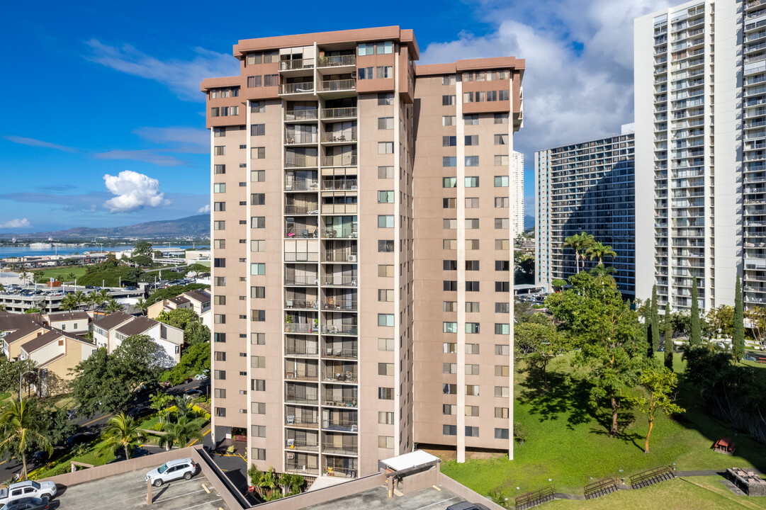 Park at Pearlridge in Aiea, HI - Building Photo