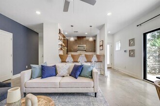 2101 Montopolis Dr in Austin, TX - Building Photo - Building Photo