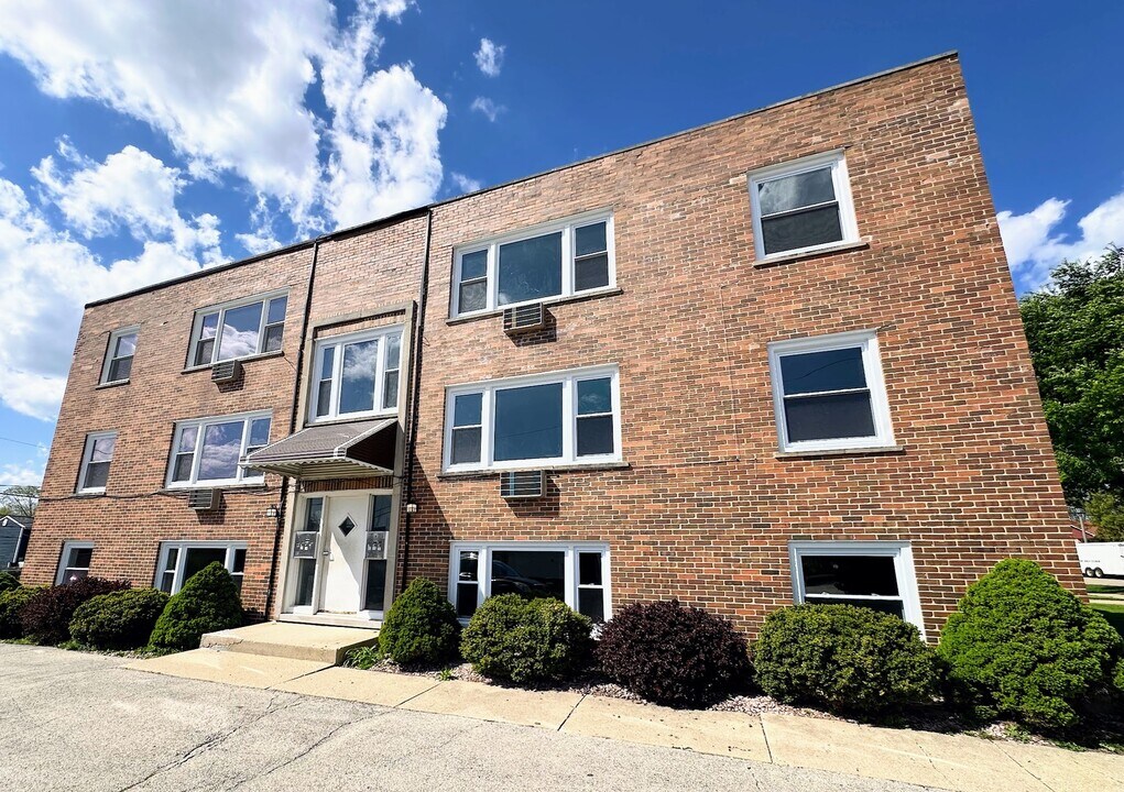 12 N Craig Pl in Lombard, IL - Building Photo