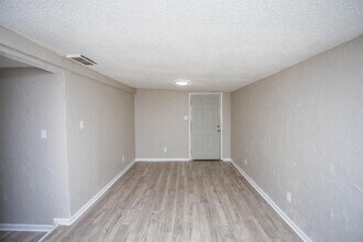 2430 31st St, Unit B in Lubbock, TX - Building Photo - Building Photo