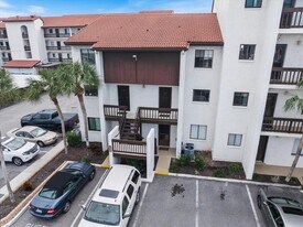 1604 Stickney Point Rd in Sarasota, FL - Building Photo