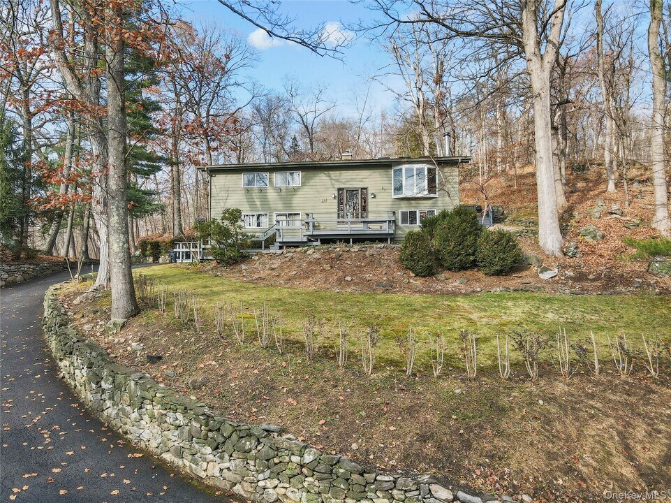 20 Cedar Rd E in Katonah, NY - Building Photo