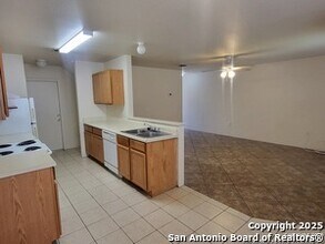 8011 Maverick Climb in San Antonio, TX - Building Photo - Building Photo