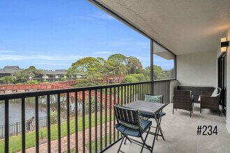 600 Neapolitan Way in Naples, FL - Building Photo - Building Photo