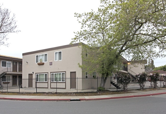 Woodland Park Apartments in East Palo Alto, CA - Foto de edificio - Building Photo