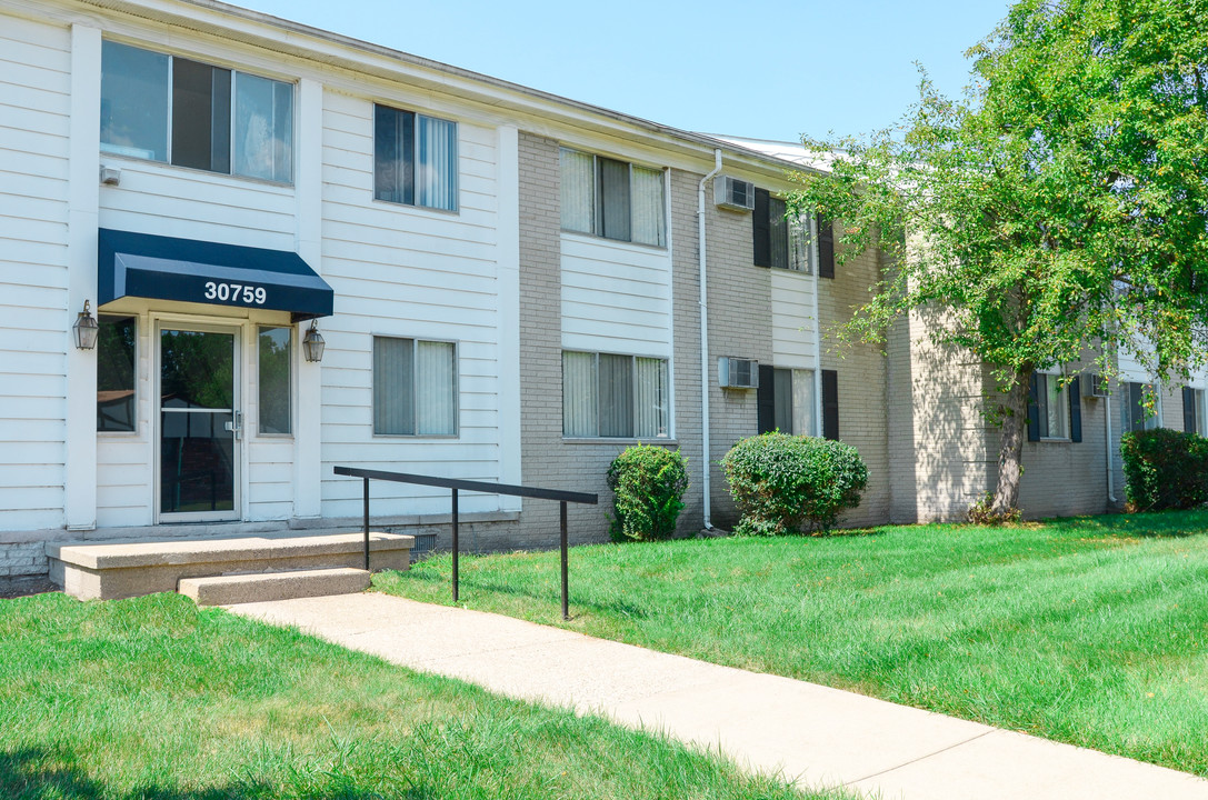 Tuscan Shores Apartments in Roseville, MI - Building Photo