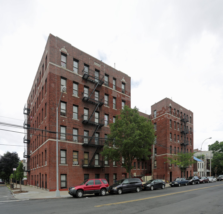 786 E 182nd St in Bronx, NY - Building Photo