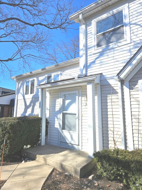 360 W Inverrary Ln in Deerfield, IL - Building Photo