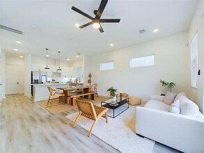 5910 Eastwood St in Houston, TX - Foto de edificio - Building Photo