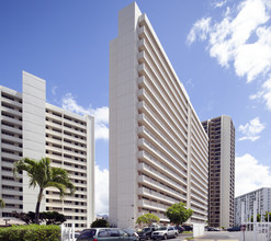 Holiday Lakeview in Honolulu, HI - Building Photo - Building Photo