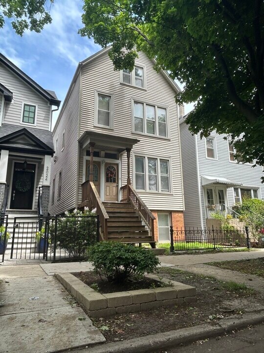2022 W Melrose St in Chicago, IL - Building Photo