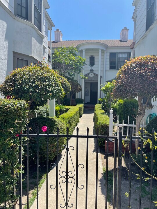 5154 Marathon St, Unit 102 in Los Angeles, CA - Building Photo