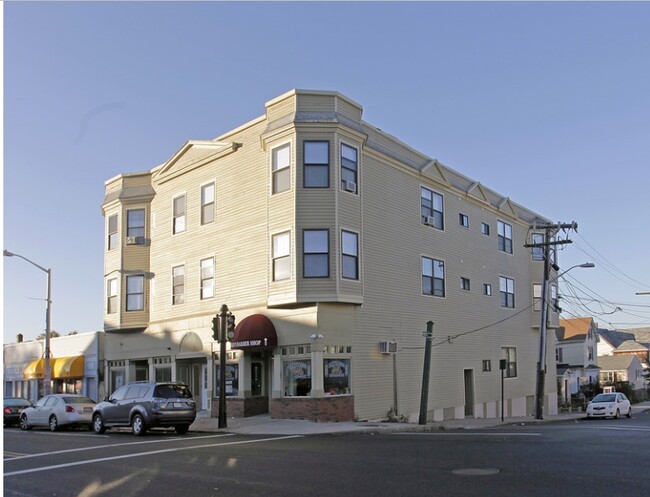 332 Main St in Everett, MA - Foto de edificio - Building Photo