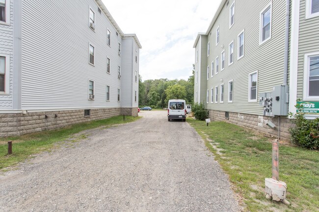 2249 Providence Rd in Northbridge, MA - Foto de edificio - Building Photo