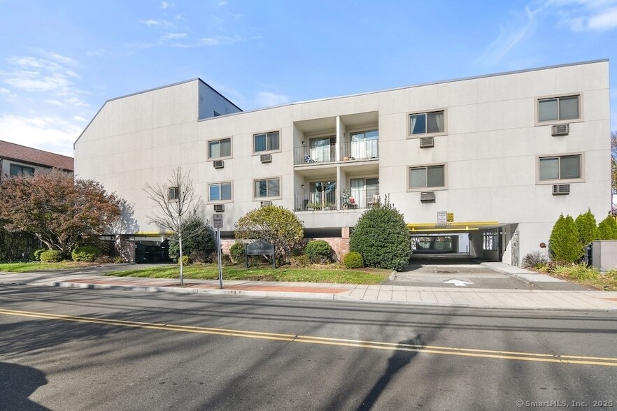 34 Crescent St, Unit 11A in Stamford, CT - Building Photo