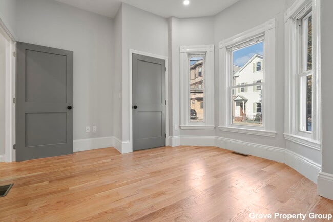 531 E 5th St, Unit 1 in Boston, MA - Foto de edificio - Building Photo