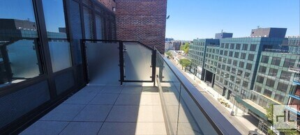 Modern 1-Bedroom Apartment with a Balcony! in Queens, NY - Foto de edificio - Building Photo