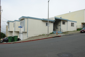 92-98 Lausanne Ave in Daly City, CA - Building Photo - Building Photo