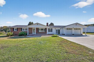 1580 N Honeycutt St in Benson, NC - Building Photo