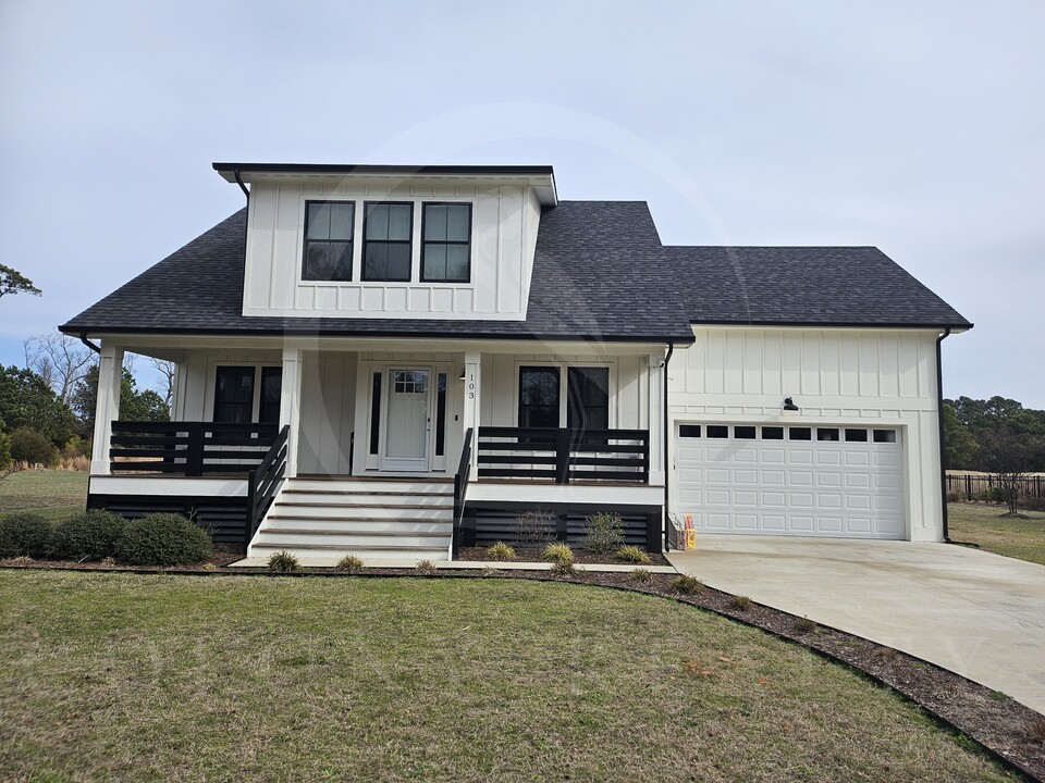 103 Hillock Dr in Powells Point, NC - Building Photo
