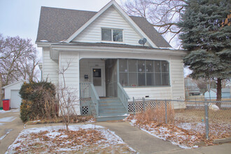 302 W Columbia Ave, Unit 1 in Champaign, IL - Building Photo - Building Photo