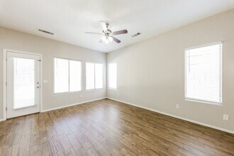 16862 W Post Dr in Surprise, AZ - Foto de edificio - Building Photo