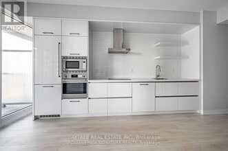 2221 Yonge St in Toronto, ON - Building Photo - Building Photo