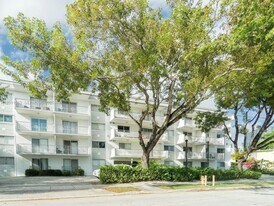 445 SW 11th St in Miami, FL - Building Photo