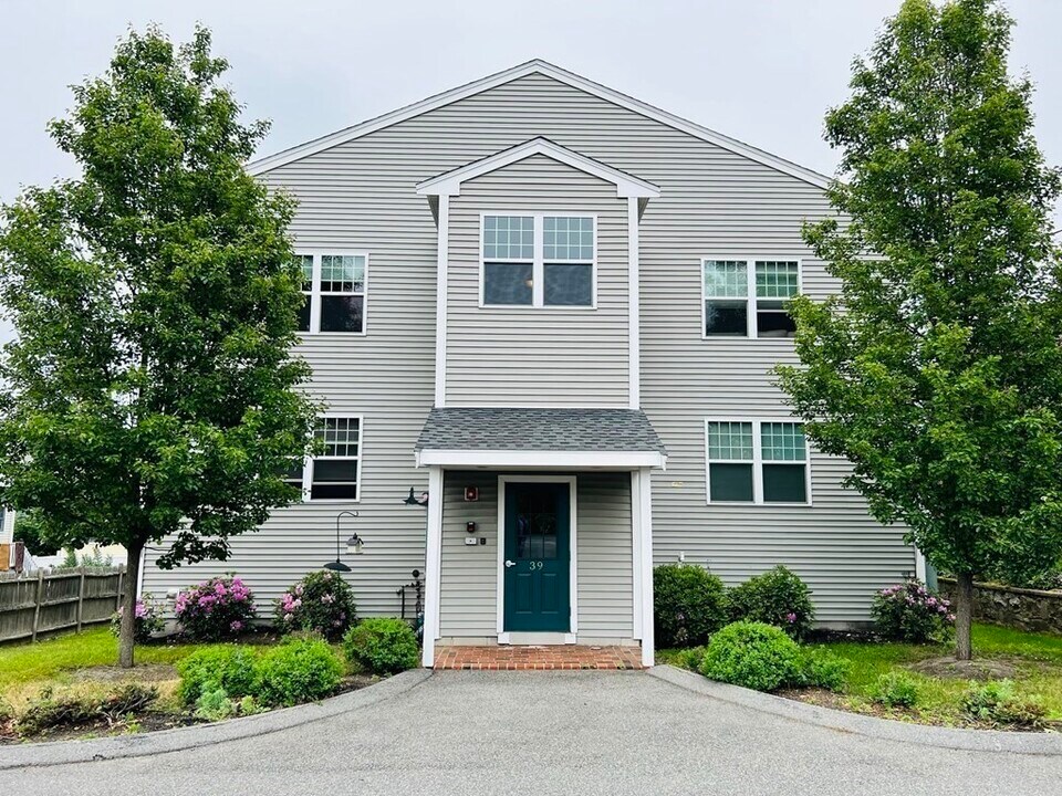 39 Athens St in Weymouth, MA - Foto de edificio