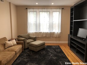2021 Commonwealth Ave, Unit 1 in Boston, MA - Foto de edificio - Building Photo