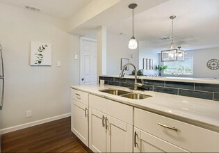 2110 Oak Motte Ln in Austin, TX - Building Photo - Building Photo