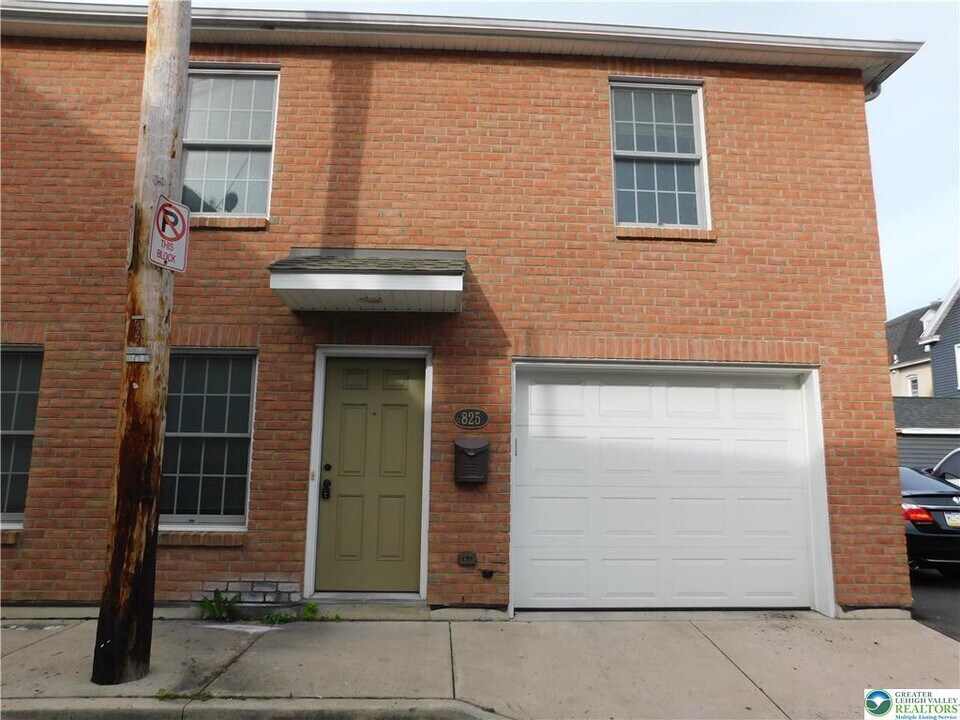 825 Masslich St in Bethlehem, PA - Building Photo