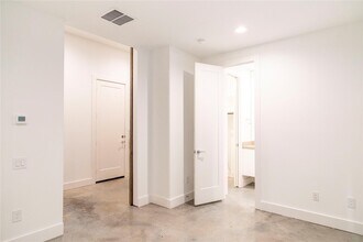5869 E Post Oak Ln in Houston, TX - Foto de edificio - Building Photo