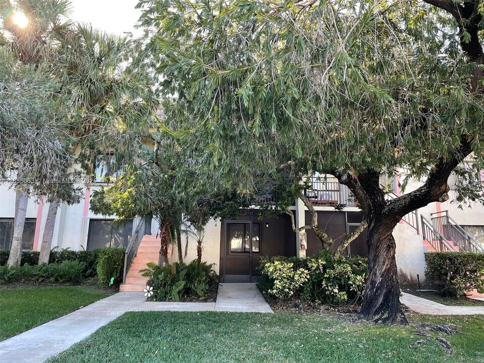 417 Lakeview Dr in Weston, FL - Building Photo