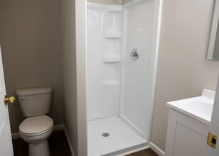 115 E 6th St in Flora, IL - Building Photo - Building Photo