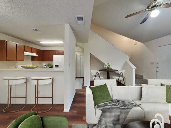 property at 2214 Creekside Ln