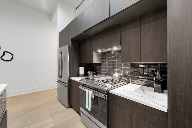 318 W Grand Ave in Chicago, IL - Building Photo - Building Photo