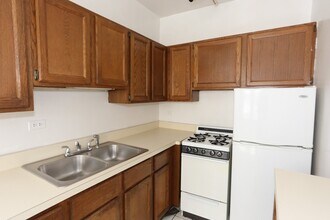 516 W Melrose, Unit 613 in Chicago, IL - Building Photo - Building Photo