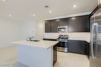 1554 Maria Xing Ave in Henderson, NV - Building Photo - Building Photo