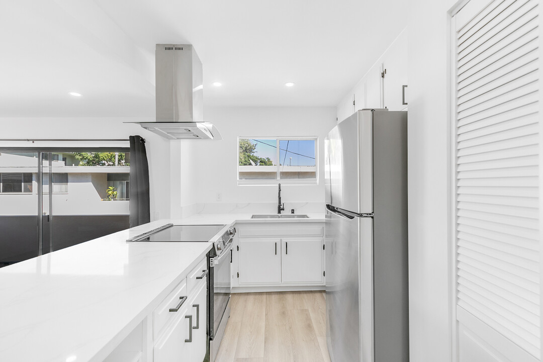1310 S Barrington Ave in Los Angeles, CA - Building Photo