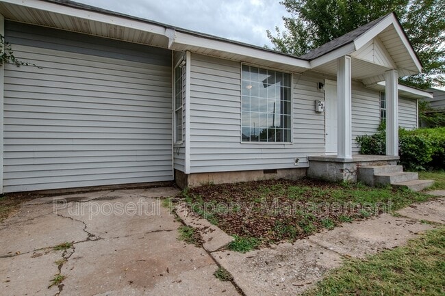 221 W Douglas Dr in Midwest City, OK - Building Photo - Building Photo
