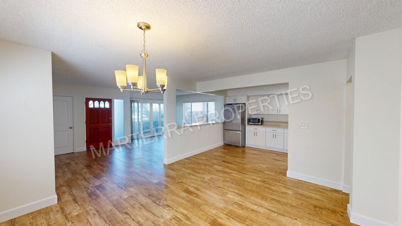 512 Iris Ave-Unit -512 Iris Ave in Newport Beach, CA - Building Photo