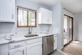 123 Cottonwood Rd in Newington, CT - Building Photo - Building Photo