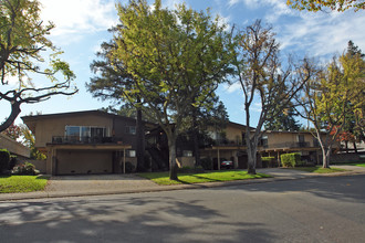 Village Apartments in Stockton, CA - Foto de edificio - Building Photo